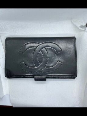 CHANEL Black Quilted Interlocking CC Leather Wallet